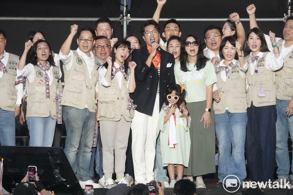 沈伯洋競總成立，彩蛋與妻子、女兒高唱台北順起來。 圖：張良一／攝