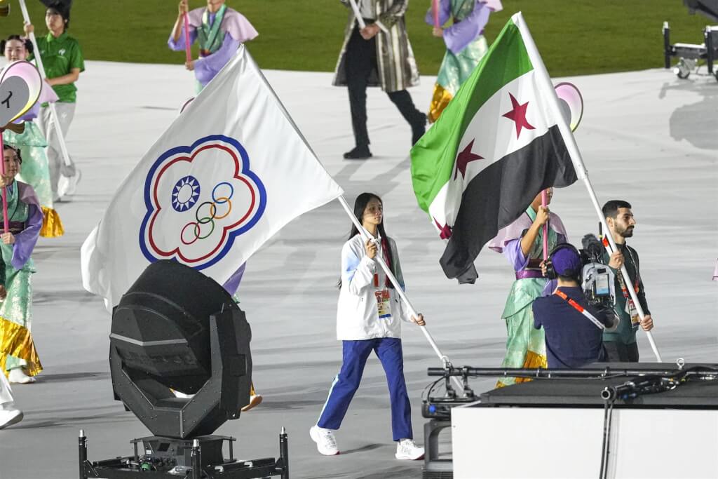 2026名古屋亞運落幕，4日晚間舉行閉幕式，台灣代表團由跆拳道新星王婕菱（中）擔任掌旗官，為本屆賽會畫下句點。中央社記者鄭清元愛知攝　115年10月4日