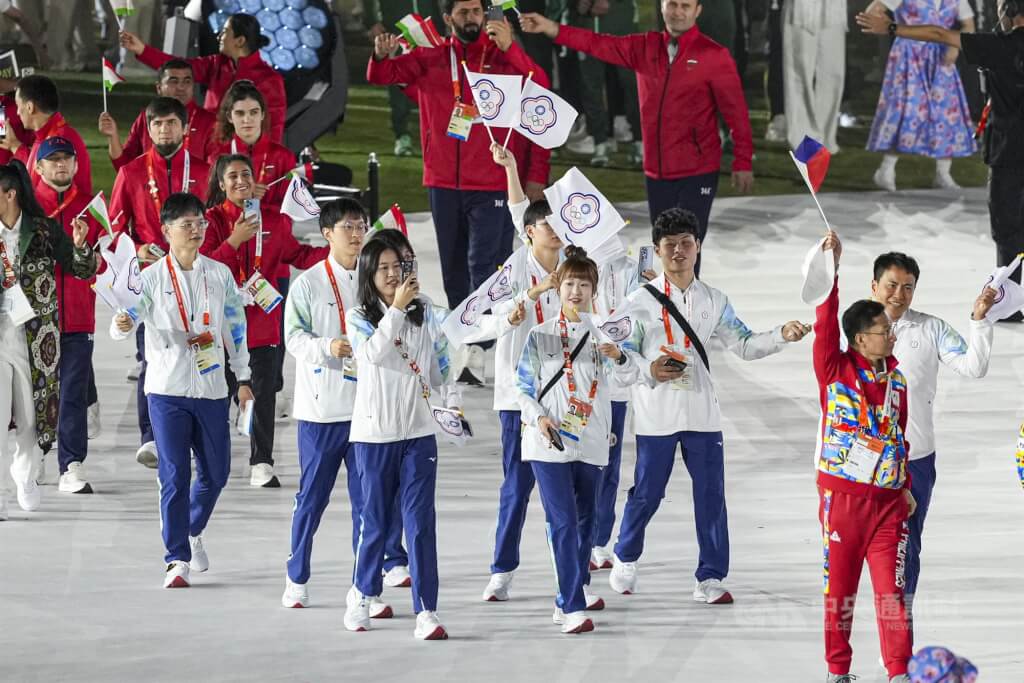 2026名古屋亞運閉幕式4日晚間舉行，台灣代表團成員手持中華奧會會旗進場，與來自各國及地區的選手齊聚場內，共同參與閉幕活動。中央社記者鄭清元愛知攝　115年10月4日