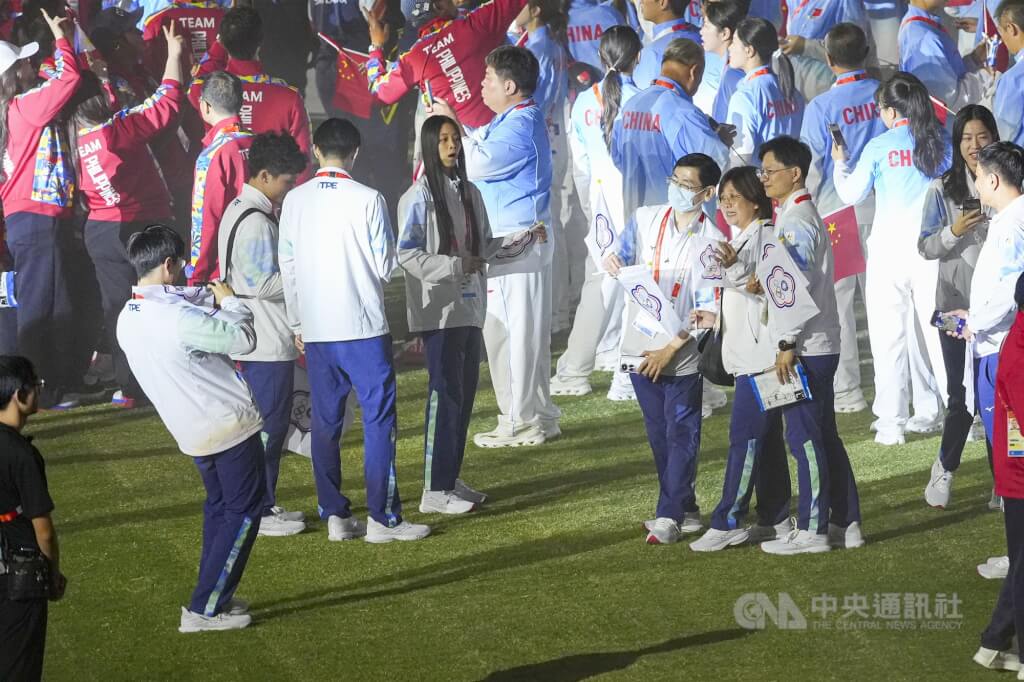2026名古屋亞運4日晚間迎來閉幕式，台灣代表團成員在場內揮舞中華奧會會旗，與各國及地區選手一同參與閉幕活動，現場氣氛熱絡。中央社記者鄭清元愛知攝　115年10月4日