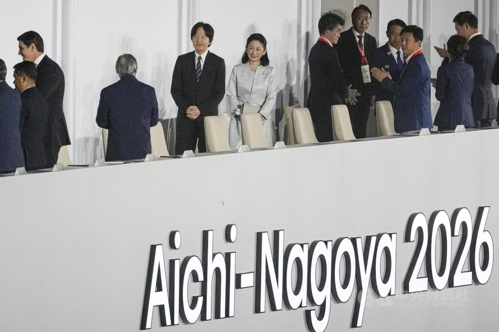 2026名古屋亞運正式落幕，閉幕典禮4日晚間登場，日本皇嗣秋篠宮文仁親王（左4）與紀子妃（左5）出席觀禮。中央社記者鄭清元愛知攝　115年10月4日