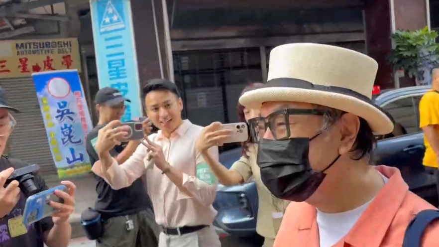 民進黨台北市長參選人沈伯洋今（4）日舉辦競選總部成立大會，資深主持人蔡康永突然現身，雖然他只是低調坐在台下，但已經讓洋流粉絲相當吃驚，引發討論。 圖：翻攝畫面