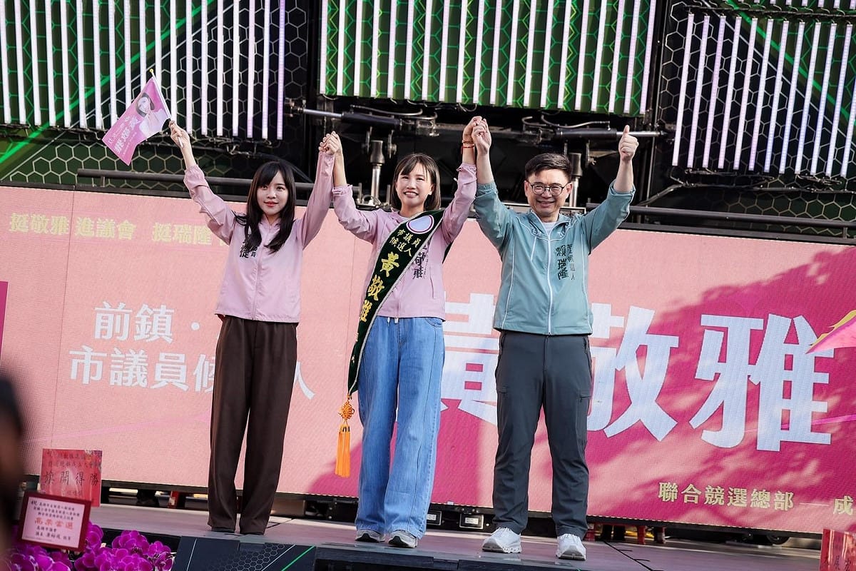 民進黨高雄市長候選人賴瑞隆賴瑞隆(右)及黃捷(左)一齊為黃敬雅(中)站台。 圖：黃敬雅事務所／提供