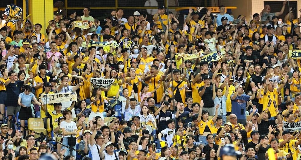 中職中信兄弟4日以12比1擊敗台鋼雄鷹，在主場洲際滿場2萬名球迷面前拋下黃色封王彩帶，奪隊史第21座季冠軍、取得季後挑戰賽門票。（中信兄弟提供）中央社記者謝靜雯傳真　115年10月4日