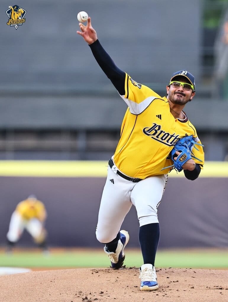 中職中信兄弟4日靠著洋投羅戈（Nivaldo Rodriguez）7局失1分優質先發，率隊以12比1擊敗台鋼雄鷹，在主場洲際滿場球迷面前拋下黃色封王彩帶，奪隊史第21座季冠軍。（中信兄弟提供）中央社記者謝靜雯傳真　115年10月4日