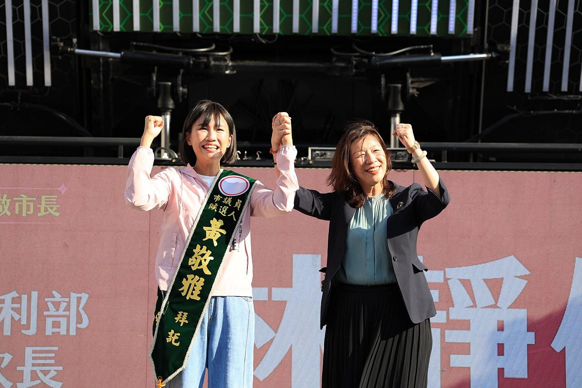 林靜儀(右)表示和黃敬雅(左)認識多年，中央對長輩與兒童照顧的資源都準備好了，正需要像黃敬雅這樣懂政策的人，在地方緊密搭配。 圖：黃敬雅事務所／提供