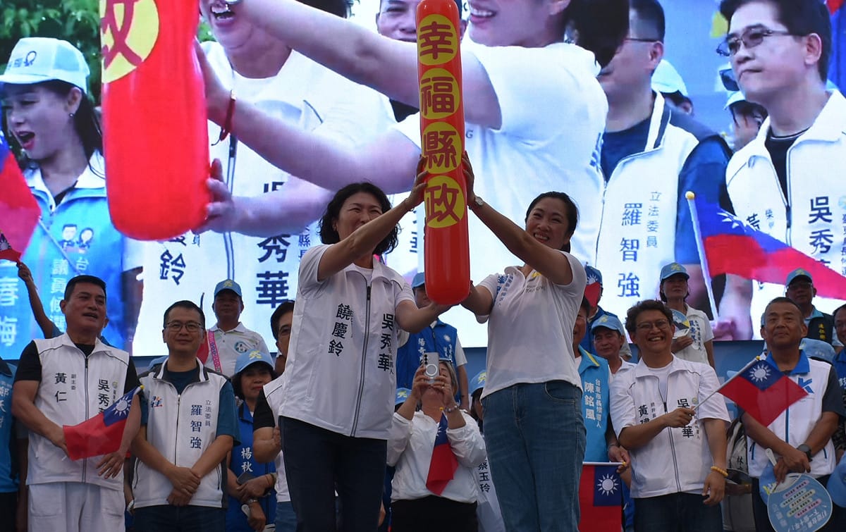 饒慶鈴(前左)將象徵「幸福憲政」的道具棒交給吳秀華(前右)，象徵正式完成接棒。 圖：孫家銘／拍攝