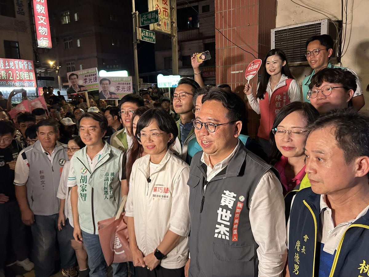 黃世杰合體蘇巧慧夜市掃街。 圖：黃世杰辦公室提供