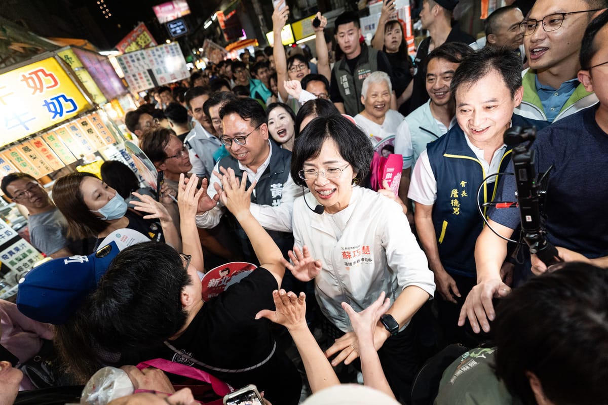 新北市長候選人、立法委員蘇巧慧今（4）晚前往桃園夜市與桃園市長候選人黃世杰一同掃街，現場湧入超過近千位支持者。 圖：蘇巧慧競總提供