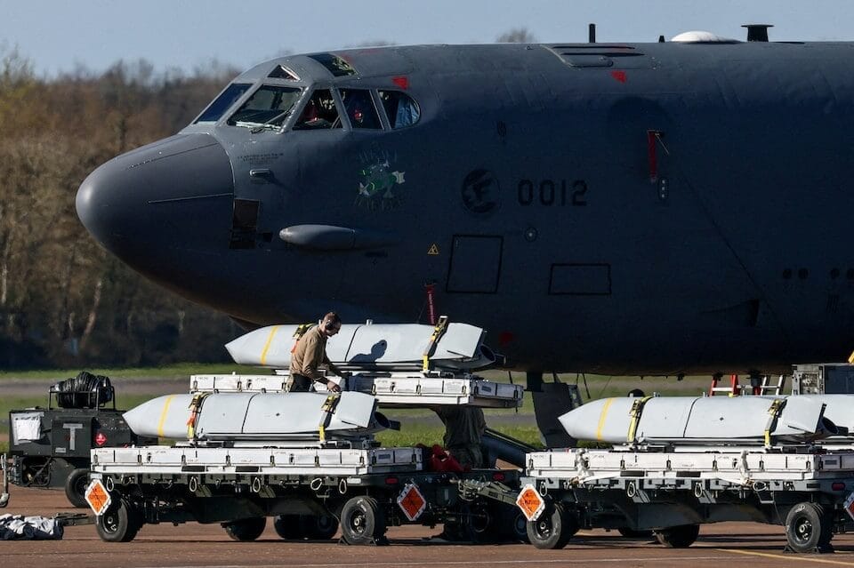 英國費爾福基地內美國空軍B-52轟炸機因疑似恐怖攻擊陰謀調查啟動調回美國本土。（路透社） 圖：中央社提供