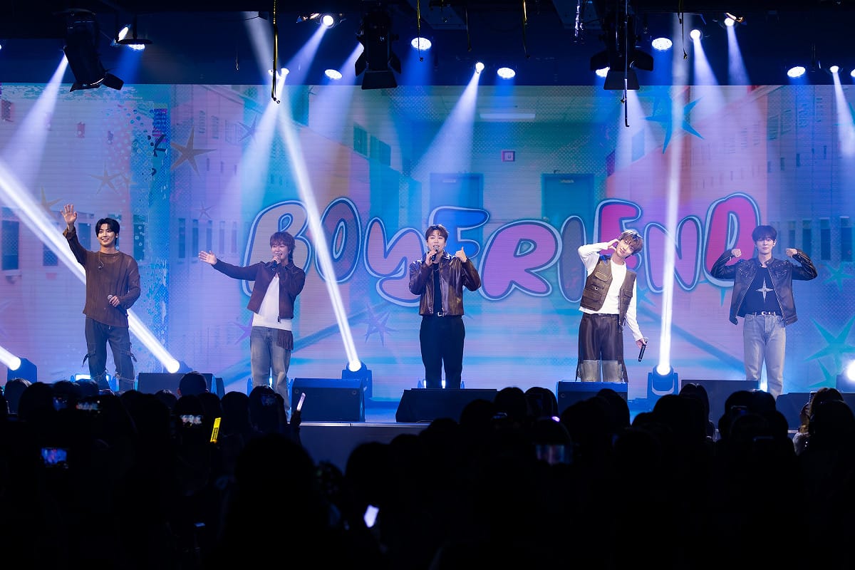 5位成員一連帶來下午、晚間兩場演出，從新歌到經典神曲唱好唱滿。 圖：網銀國際影視／提供