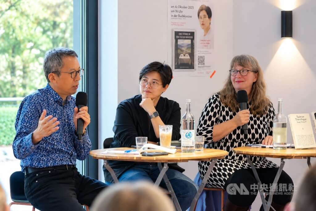 國際布克獎得主楊双子（中）受德台協會邀請，4日在柏林「書香食堂」舉行「臺灣漫遊錄」德文版朗讀活動，資深駐德記者林育立（左）擔任中德文口譯。中央社記者林尚縈柏林攝　115年10月5日