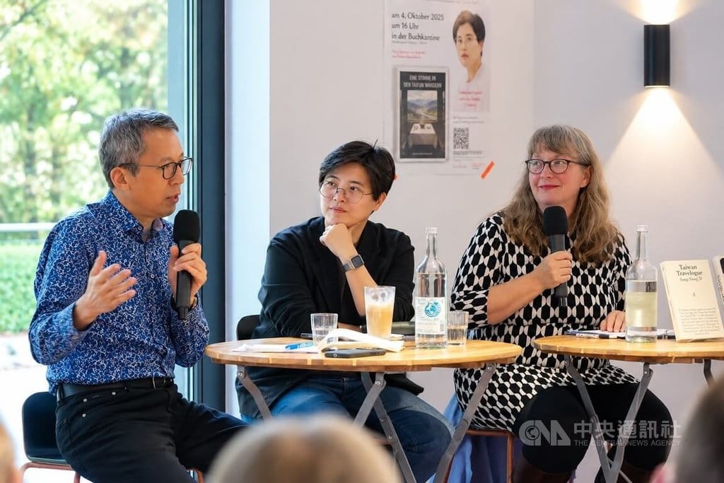 國際布克獎得主楊双子（中）受德台協會邀請，4日在柏林「書香食堂」舉行「臺灣漫遊錄」德文版朗讀活動，資深駐德記者林育立（左）擔任中德文口譯。中央社記者林尚縈柏林攝　115年10月5日