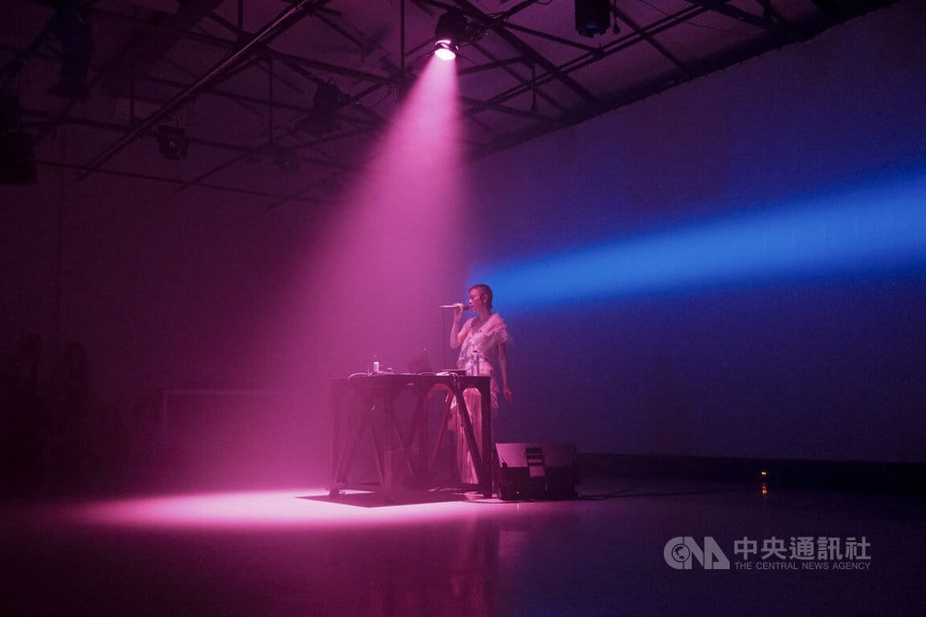來自台北的電子音樂製作人、DJ與創作歌手scintii為西班牙「台灣女生製噪」電子音樂節呈現融合電子聲響的歌唱演出，讓全場觀眾都沉浸在她營造出的聲響夢境裡。中央社記者胡家綺馬德里攝　115年10月5日