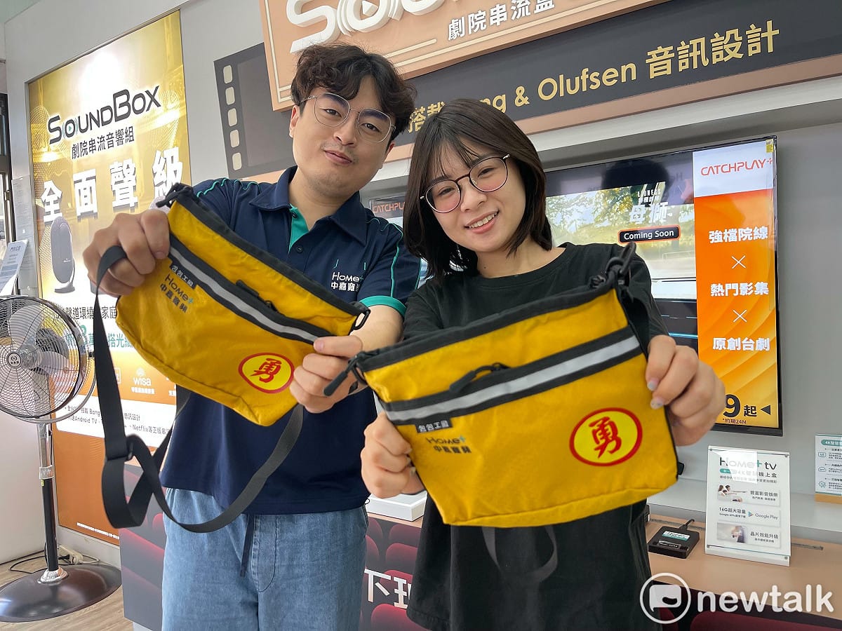 「府城雙媽會」將於本月9日盛大登場，苗栗山邊媽祖將南下台南巡安贊境，台南祀典大天后宮攜手中嘉寬頻三冠王、雙子星及包包工廠舉辦結緣活動，推出限量「媽祖勇字側背包」，邀請民眾一起迎媽祖、結善緣。 圖：黃博郎／攝