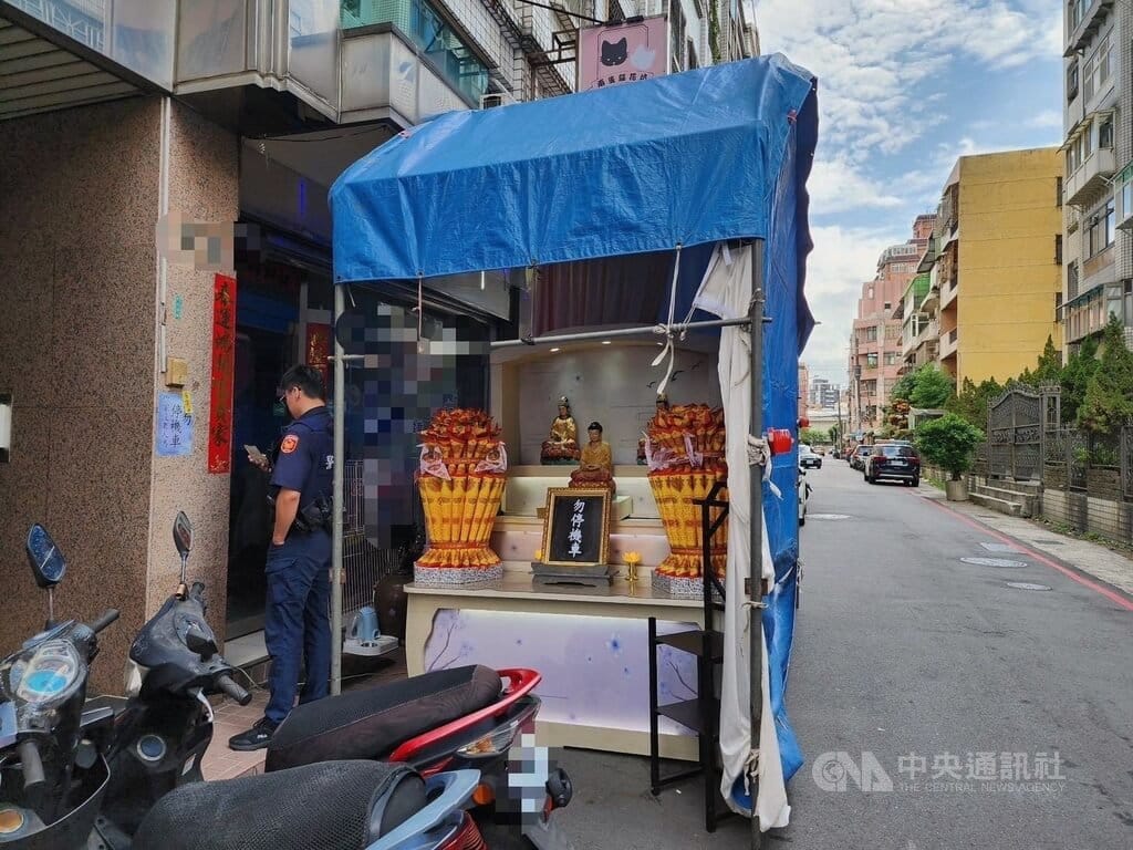 桃園市警局桃園分局表示，蕭姓男子因停車問題與鄰居發生糾紛，竟私自在道路搭設棚架，擺放佛像、蓮花塔並寫「勿停機車」，警方獲報到場處理，因影響通行除依法舉發並要求立即拆除。（翻攝照片）中央社記者吳睿騏桃園傳真　115年10月5日