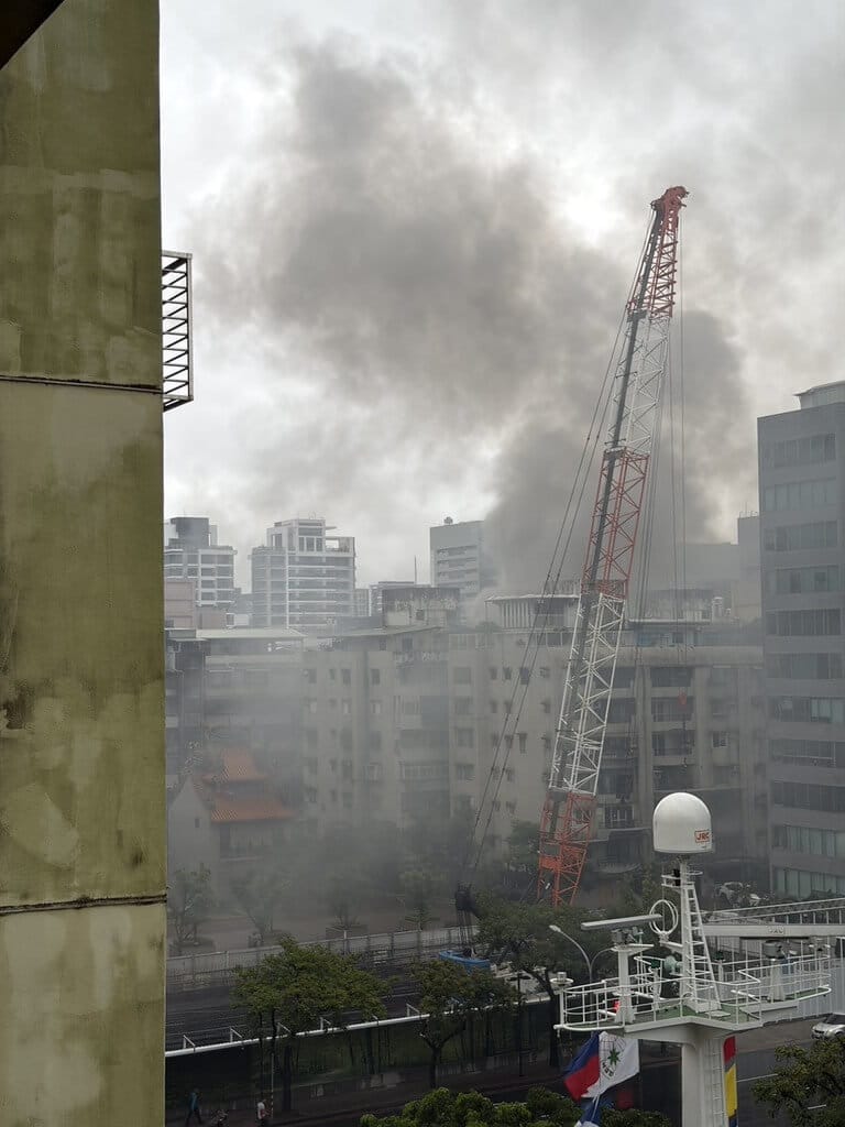 台北市消防局5日獲報，中山區松江路1處4層樓高公寓火災，冒出陣陣黑煙及異味。（民眾提供）中央社記者黃麗芸傳真　115年10月5日