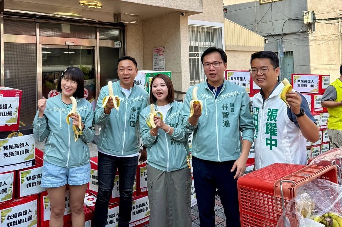 「高雄捍衛隊」林智鴻(右二)、鄭孟洳(左一)、張以理(左二)、張耀中(右)邀請林慧欣(中)齊聲高喊「我是高雄人，我挺旗山蕉！」 圖：林智鴻服務處／提供