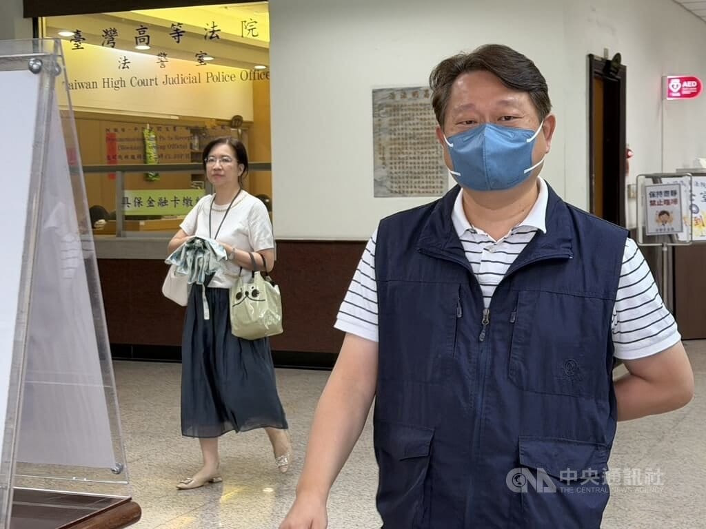 國民黨新北市議員邱烽堯（前）與父親、前中和市長邱垂益涉圖利案，二審分判3年6月、10年。兩人限制出境期限將屆，台灣高等法院5日開庭訊問，邱烽堯出庭。中央社記者劉世怡攝　115年10月5日
