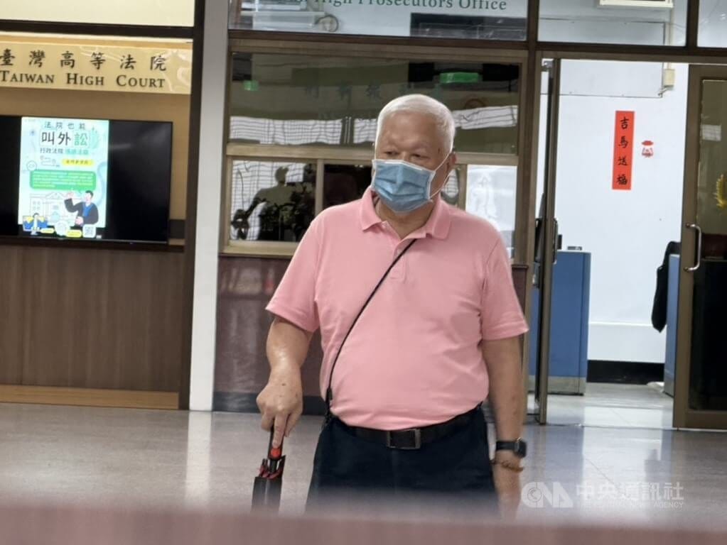 國民黨新北市議員邱烽堯與父親、前中和市長邱垂益（圖）涉圖利案，二審分判3年6月、10年。兩人限制出境期限將屆，台灣高等法院5日開庭訊問，邱垂益出庭。中央社記者劉世怡攝　115年10月5日