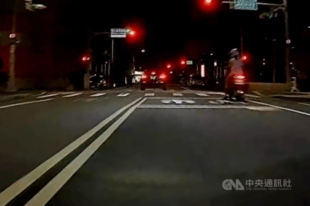 桃園市警局中壢分局表示，4日晚間11時許，一輛自小客車駕駛拒檢逃逸，警方除將駕駛人許男逮捕，更檢測出二級毒品陽性反應，全案依公共危險罪嫌偵辦。（翻攝照片）中央社記者吳睿騏桃園傳真　115年10月5日