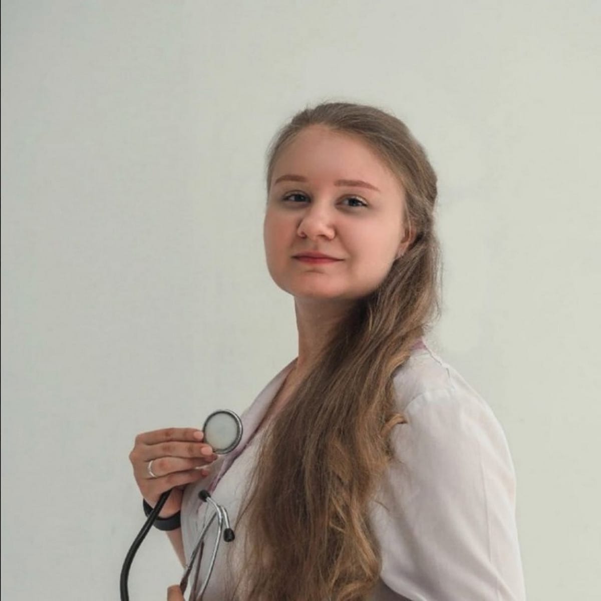 28歲俄女研究員（Darya Shipilova）疑打破裝有鼠疫病原體試管後不適住院死亡，俄官方至今未證實感染鼠疫。 圖：翻攝自X