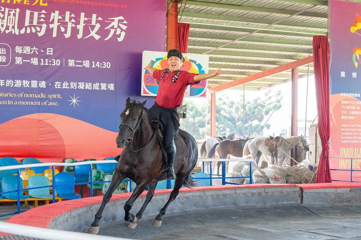 走馬瀨農場於10月9日至11日推出豐富節慶企劃，活動首日由小朋友最期待的三角龍騎乘體驗揭開序幕。 圖：走馬瀨農場／提供