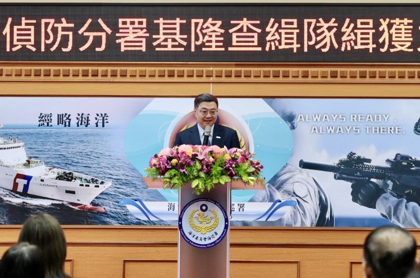 行政院長卓榮泰得知海巡署艦隊分署雲林艦於9月7日在第一線應處中國海警船的應處狀況，也趁今天的記者會親自勗勉雲林艦石艦長及鄭大副，肯定海巡署堅定應對中國海警所展現的專業執法形象。 圖：海巡署提供