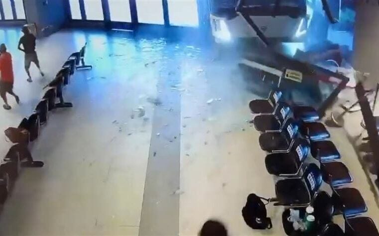 長庚醫院接駁車失控撞進轉運站！2民眾受傷 驚悚畫面曝光