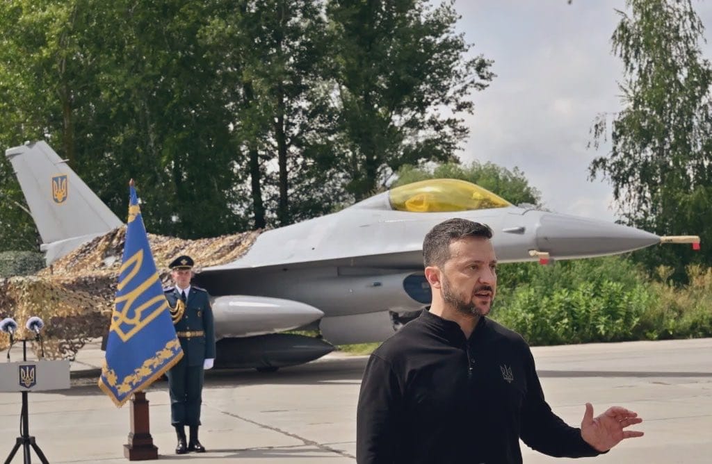 烏克蘭總統澤連斯基公開說明，烏軍F-16戰機目前每日消耗約5,000至6,000發20公釐機砲彈藥，用以攔截俄軍噴射動力攻擊無人機，攔截率約為50%至55%。 圖：翻攝「X」@CasetaBosque
