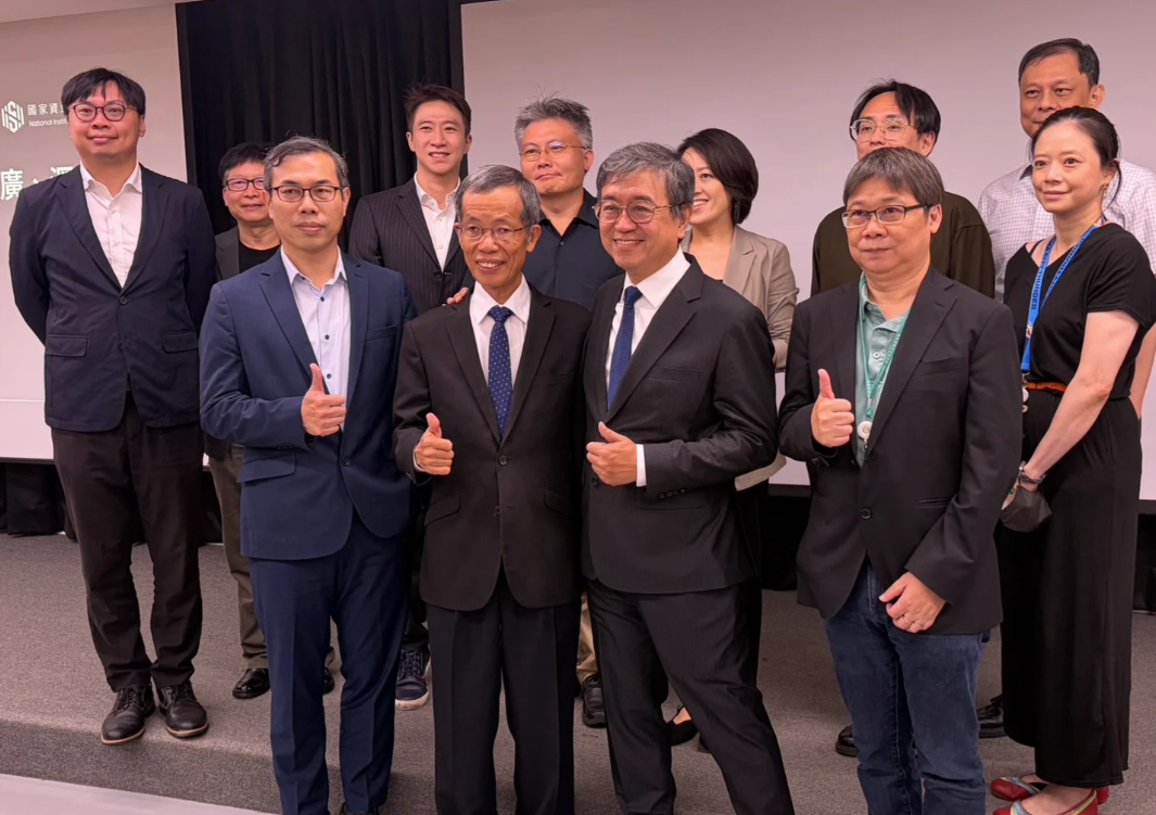 資安署蔡福隆署長（前排左二）與資安院長龔化中（前排右二）、資安院人員合影。 圖：資安院提供