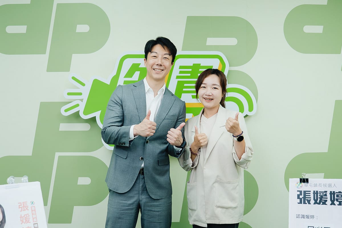 吳崢與民進黨草屯鎮長參選人張媛婷 圖：民進黨提供