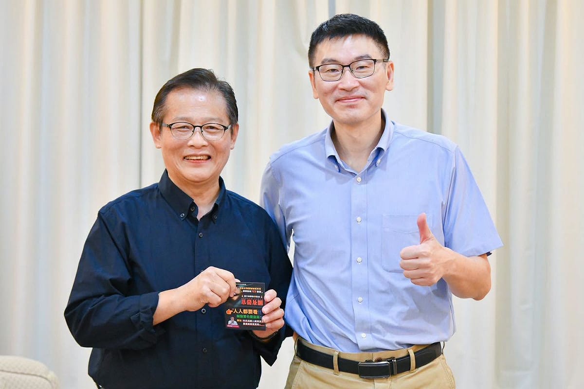 陸委會副主委梁文傑（右）和雄獅影視負責人管建忠（左）合影。 圖：擷自陸委會臉書粉專