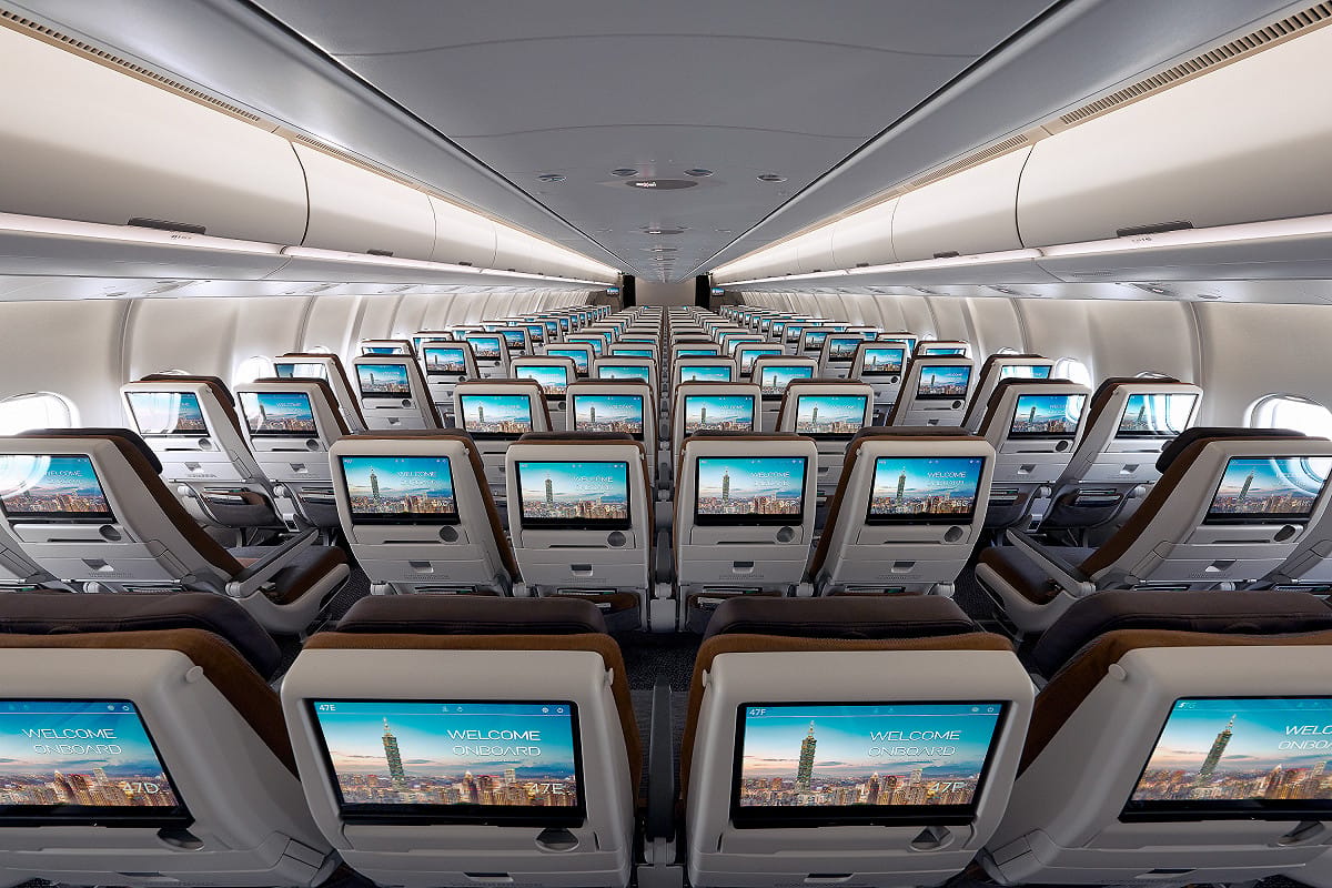 星宇航空台北－吉隆坡航線由空中巴士A330neo新世代廣體客機執飛，空間寬敞舒適，且各艙等座椅均配置4K高畫質螢幕。 圖：星宇航空／提供