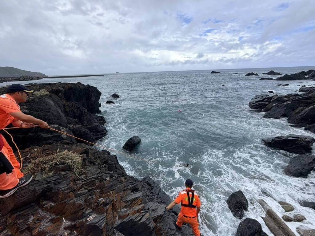 1名男童5日在宜蘭縣南方澳豆腐岬海邊溺水，海巡與消防等用拋繩袋拉男童上岸，送醫治療。（第一岸巡隊提供）中央社記者沈如峰宜蘭縣傳真　115年10月5日