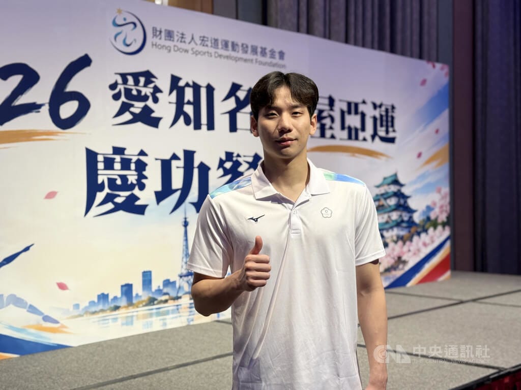 「台灣蝶王」王冠閎（圖）在名古屋亞運游泳男子200公尺蝶式奪金，5日出席慶功餐會表示，很開心、很感動，感覺走在對的道路上，使用了正確的訓練方式，也為之後比賽增添信心。中央社記者謝靜雯攝　115年10月5日