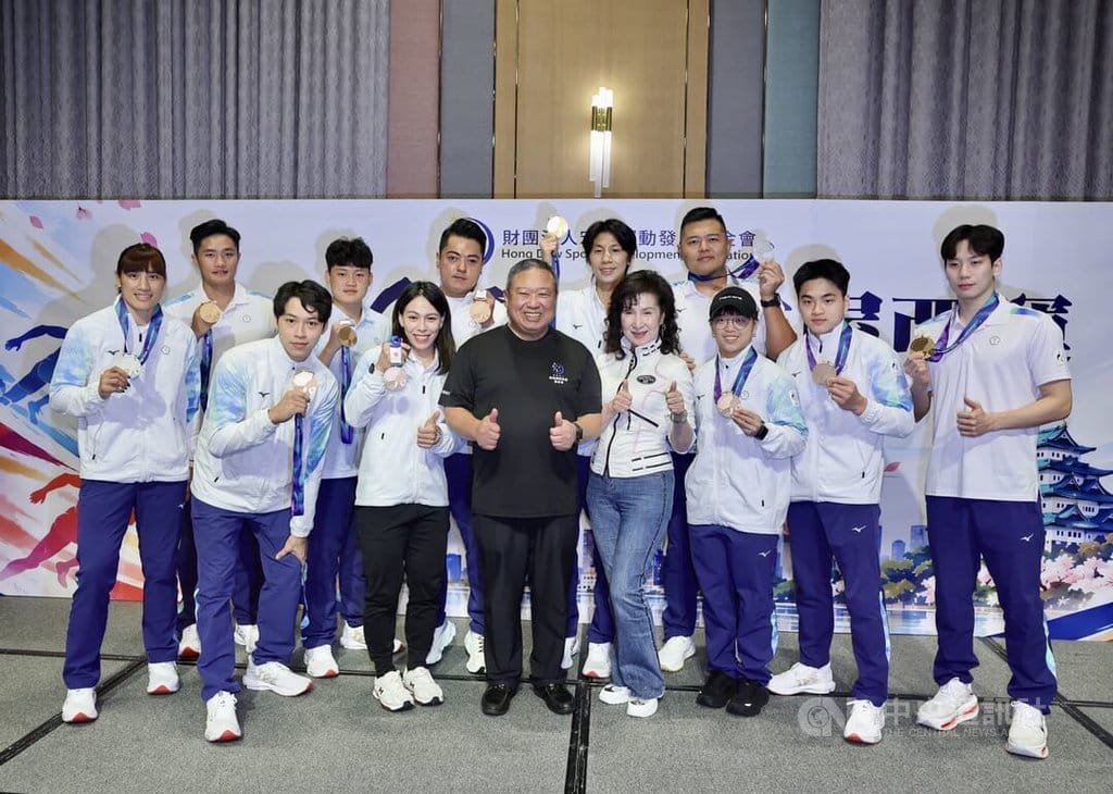 名古屋亞運落幕，宏道基金會贊助多名選手代表台灣出征，5日慶功餐會上，基金會董事長林鴻道（前左4）與選手開心合影，一同豎起大拇指慶祝帶回佳績。中央社記者王飛華攝　115年10月5日