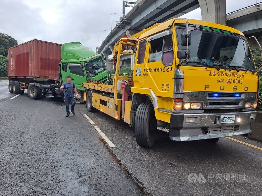 國道1號北向36.8公里泰山路段5日下午發生車禍，一輛小客車疑因未注意車前動態，追撞前方大貨車，幸無人受傷，現場也已排除。（翻攝照片）中央社記者王鴻國傳真　115年10月5日