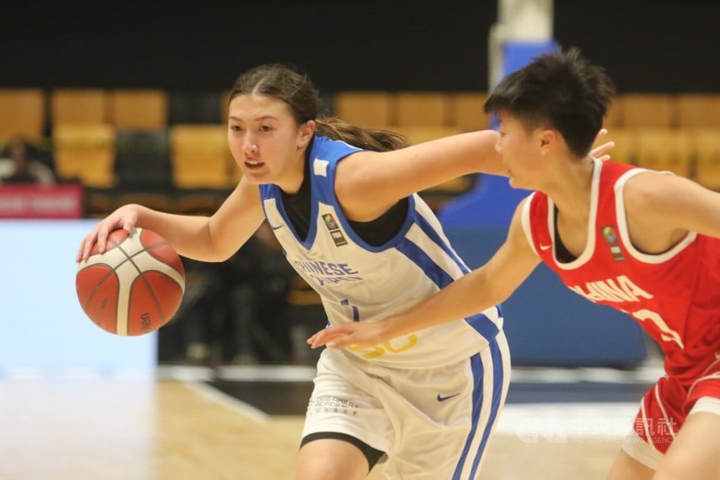 U18亞洲盃女籃賽5日在馬來西亞芙蓉進行，台灣隊迎戰中國隊，最終以46比95落敗。台灣隊球員（白衣）在對手防守下運球進攻。中央社　115年10月5日