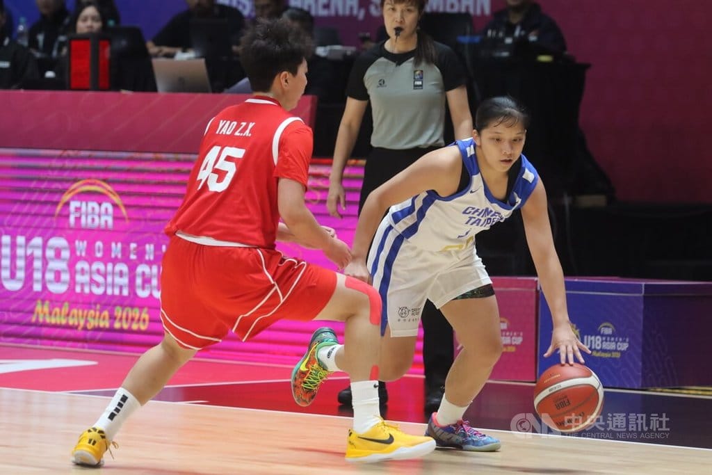 U18亞洲盃女籃賽5日在馬來西亞芙蓉進行，台灣球員（右）運球突破中國球員防守。中央社　115年10月5日
