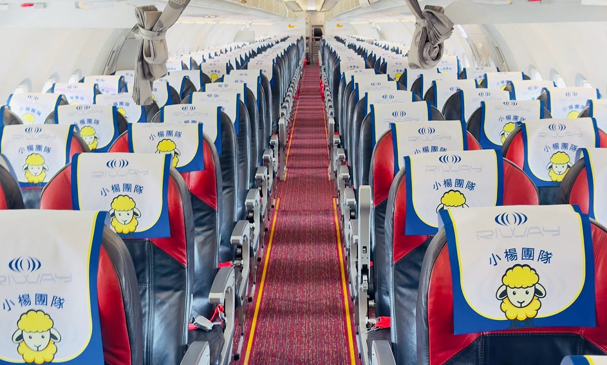 小楊飛馬團隊富國島包機之旅，將客機座椅靠枕巾統一更換為團隊Logo。 圖：小楊飛馬團隊／提供