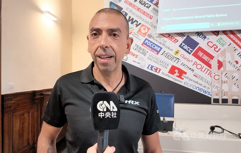 義大利傳奇賽車手巴羅內（Fabio Barone）日前接受中央社專訪，談到即將在11日舉行與第五代戰機F-35B的競賽。中央社記者黃雅詩羅馬攝　115年10月5日 圖：中央社提供