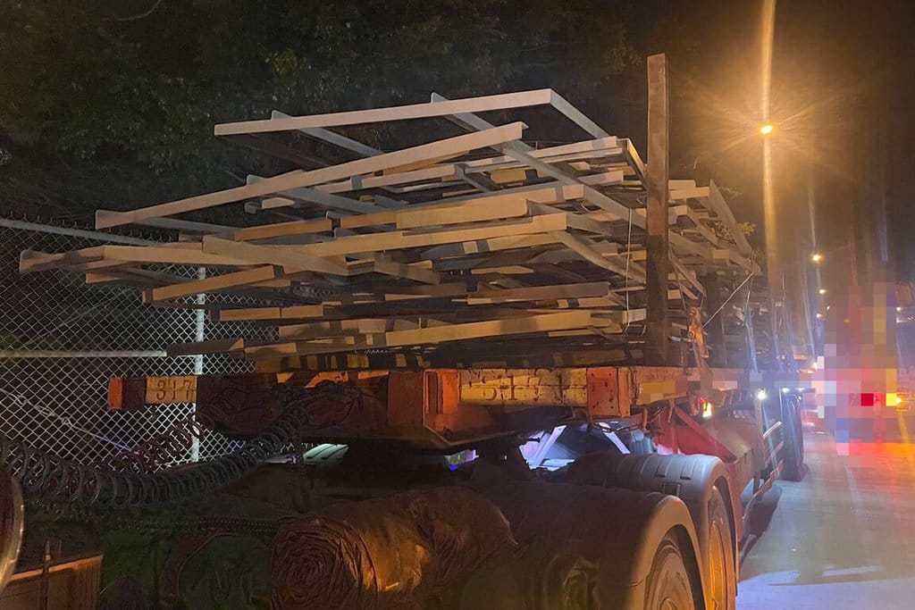 1輛營業半聯結車5日晚間行經國道1號北向台南新市路段，車上載運的鐵架用品掉落車道，導致約30多輛自小客車撞擊受損，幸無人受傷。（讀者提供）中央社記者楊思瑞台南傳真　115年10月5日 圖：中央社提供