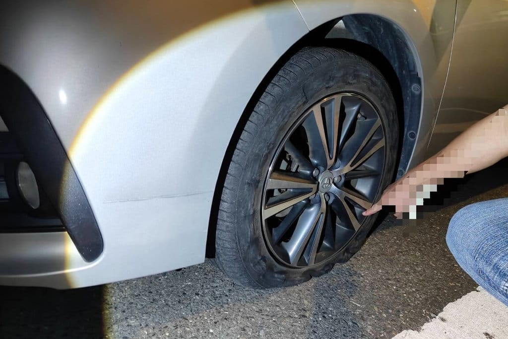 1輛營業半聯結車5日晚間行經國道1號北向台南新市路段，車上載運的鐵架用品掉落車道，造成多輛自小客車撞擊受損。（讀者提供）中央社記者楊思瑞台南傳真　115年10月5日 圖：中央社提供