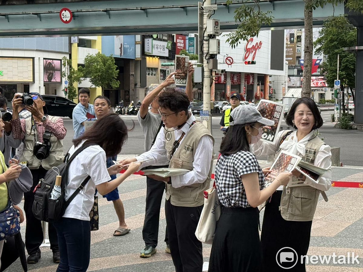 民進黨台北市長參選人沈伯洋今發行《順報》，並化身派報生發放給通勤族。 圖：周煊惠 / 攝