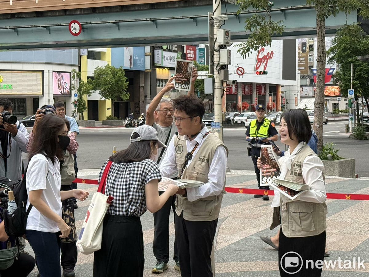 民進黨台北市長參選人沈伯洋今發行《順報》，並化身派報生發放給通勤族。 圖：周煊惠 / 攝