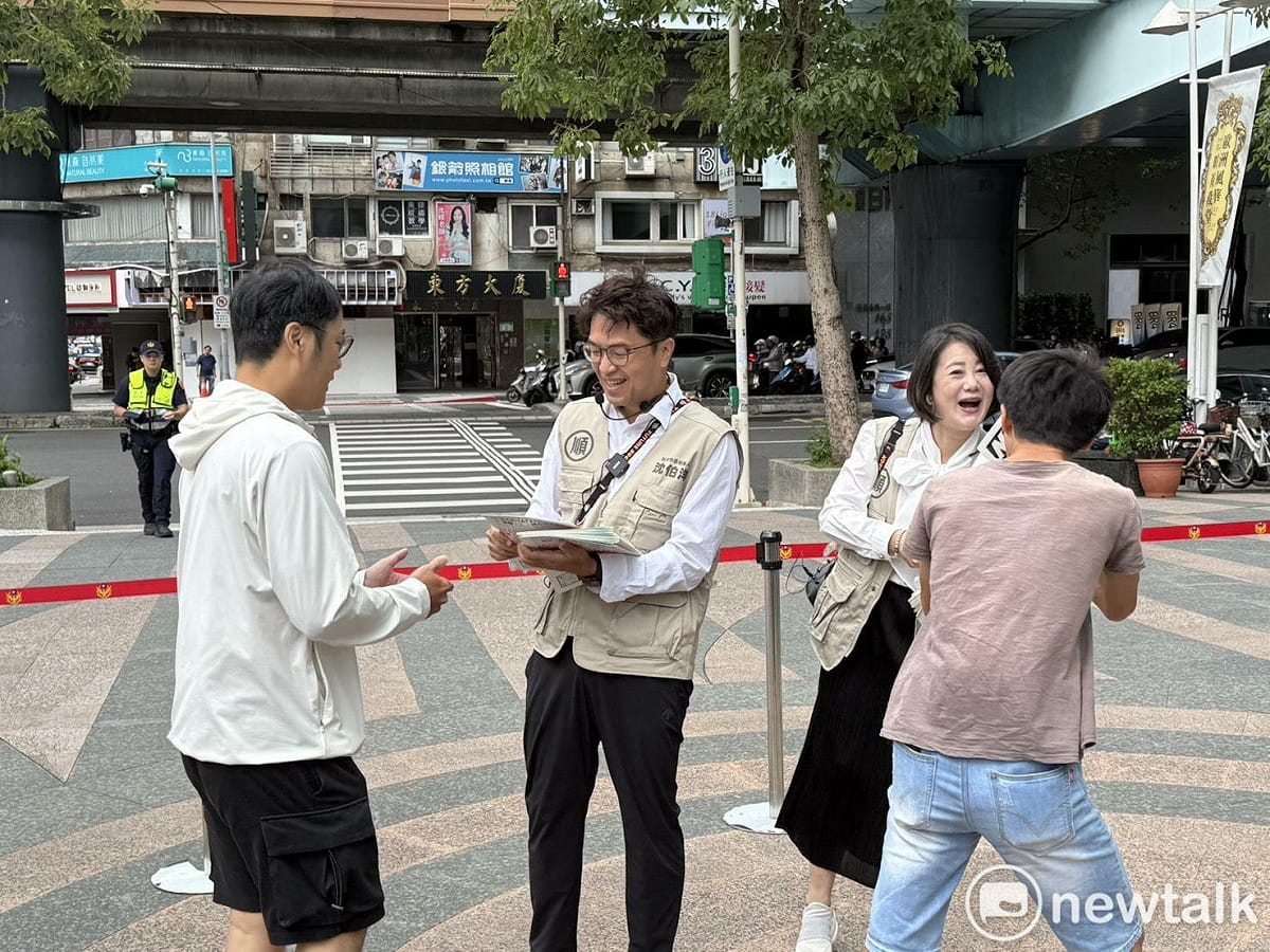 民進黨台北市長參選人沈伯洋今發行《順報》，並化身派報生發放給通勤族。 圖：周煊惠 / 攝