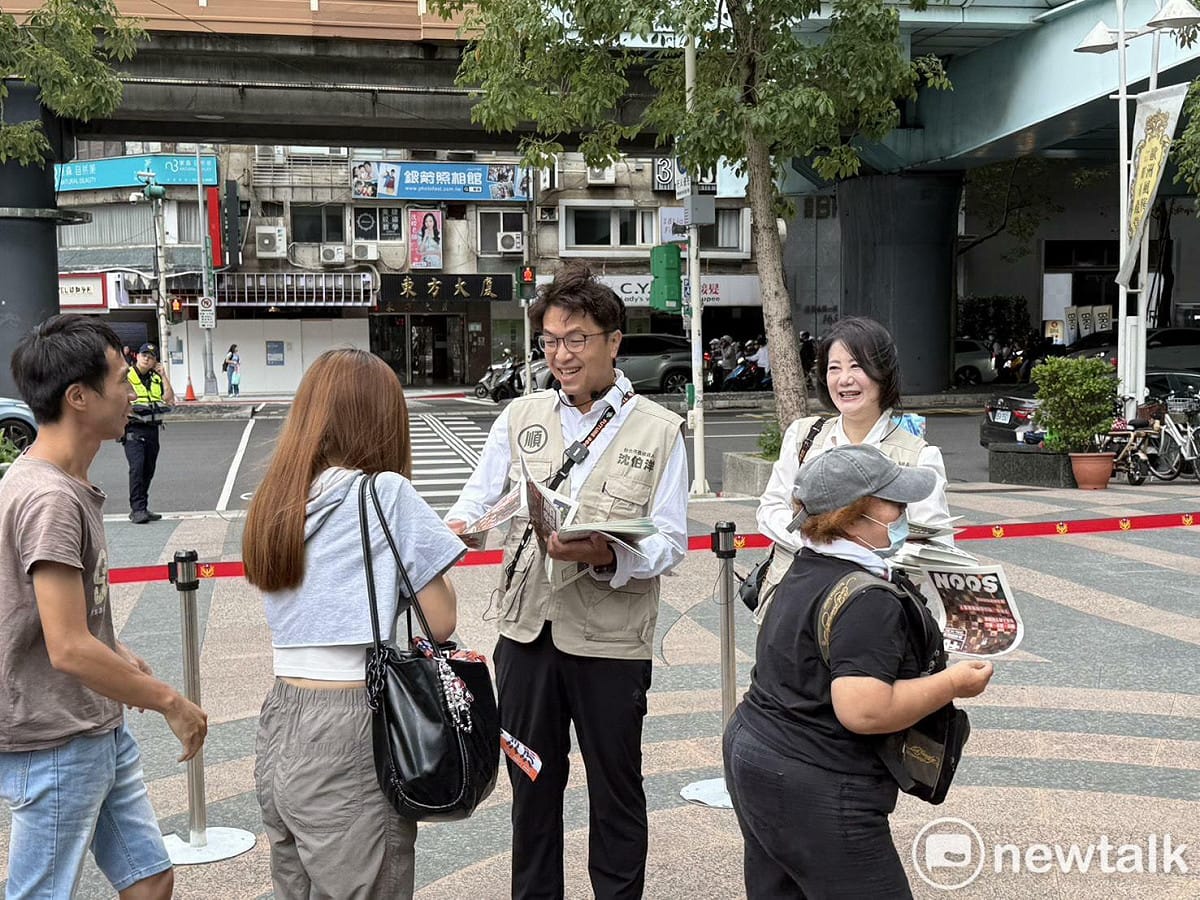 民進黨台北市長參選人沈伯洋今發行《順報》，並化身派報生發放給通勤族。 圖：周煊惠 / 攝