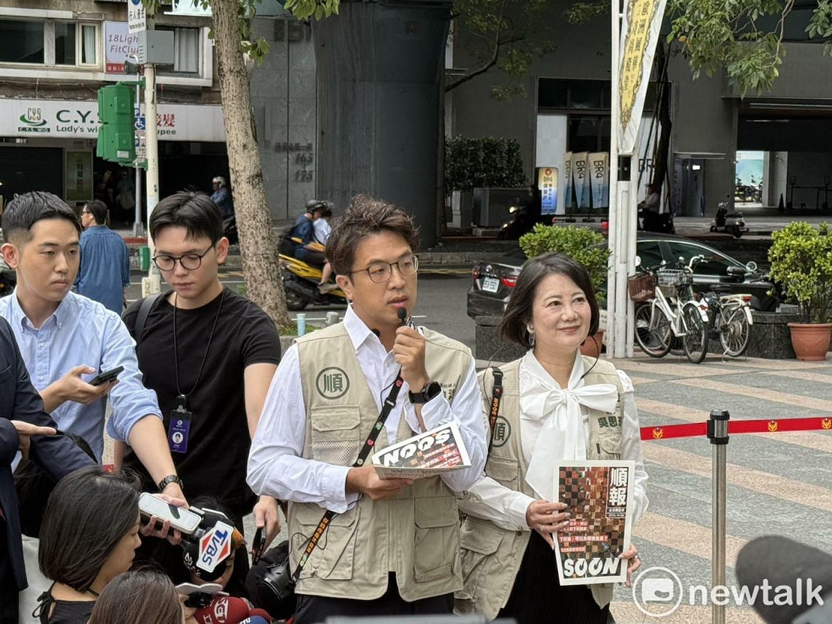 民進黨台北市長參選人沈伯洋今發行《順報》，並化身派報生發放給通勤族。 圖：周煊惠 / 攝