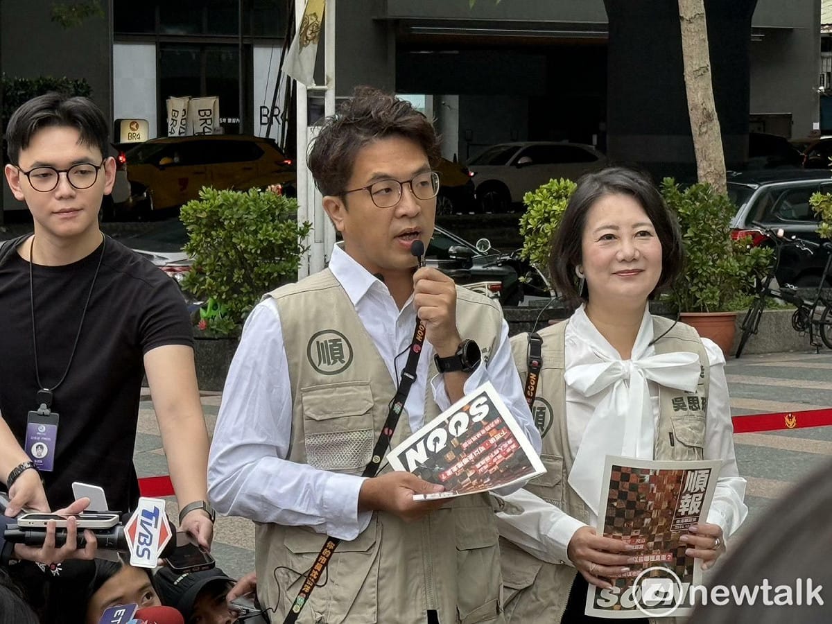 民進黨台北市長參選人沈伯洋今發行《順報》，並化身派報生發放給通勤族。 圖：周煊惠 / 攝